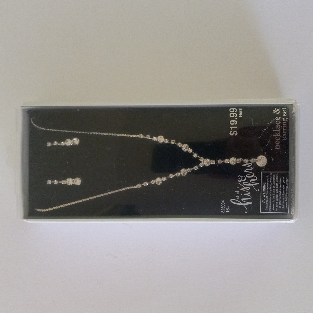 NECKLACE & EARRING SET.  NEW IN BOX.  BEAUTIFUL RHINESTONE/SILVER FINISH CHAIN.